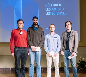 Photo des récipiendaires Emmanuel Bengio, Sébastien Cyrenne-Bergeron et Alexandre St-Louis Fortier, avec Professeur Guy Lapalme